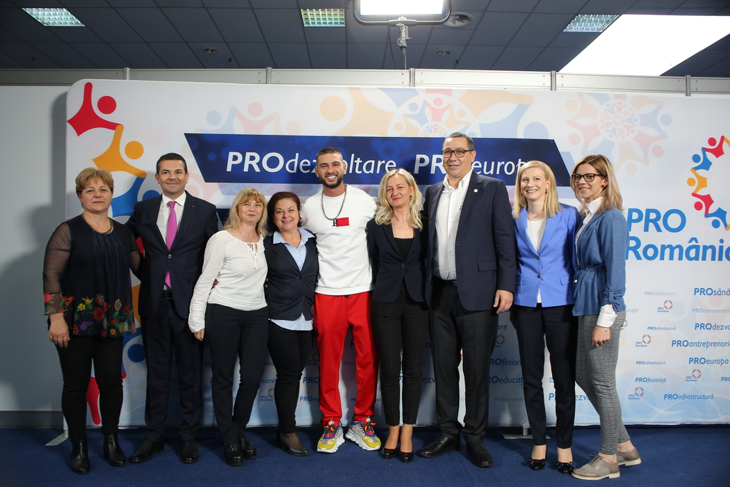 Victor Ponta, alături de Daniel Constantin, Gabriela Podasca - șefa filialei București ”Pro Roânia” și Dorian Popa