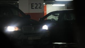 Impreuna, dar separati. Andreea Mantea si Stefan Stan se comporta ciudat. Ies in oras fiecare cu masina lui