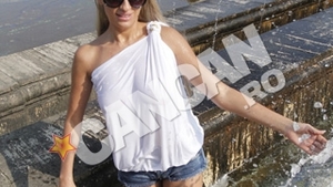 Canicula revine, Sanziana Buruiana a gasit remediul.  Uda si cu sanii la vedere la fantanile din Piata Unirii