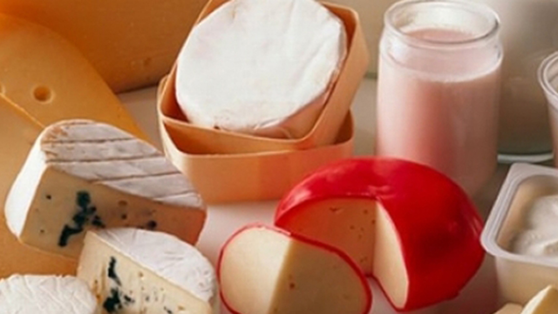 Toţi românii trebuie să ştie asta! O bacterie extrem de periculoasă a fost găsită în produsele lactate