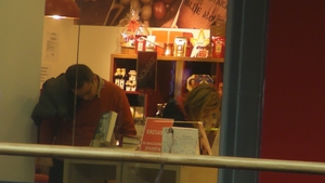 A dansat, a infulecat, a baut din geanta si a citit carti ascuns printre rafturi. Florin de la Hi-Q se simte ca acasa la mall!