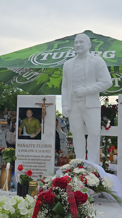 Familia i-a făcut interlopului din Bacău cavou din marmură albă și o statuie în mărime naturală foto: Facebook