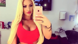 LOREDANA CHIVU, fotografiată în ipostaze incendiare! Când s-a aşezat, i s-a văzut...