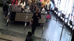 Simona Sensual, maraton cu ghinion prin mall! N-a gasit nimic nici pentru catel!