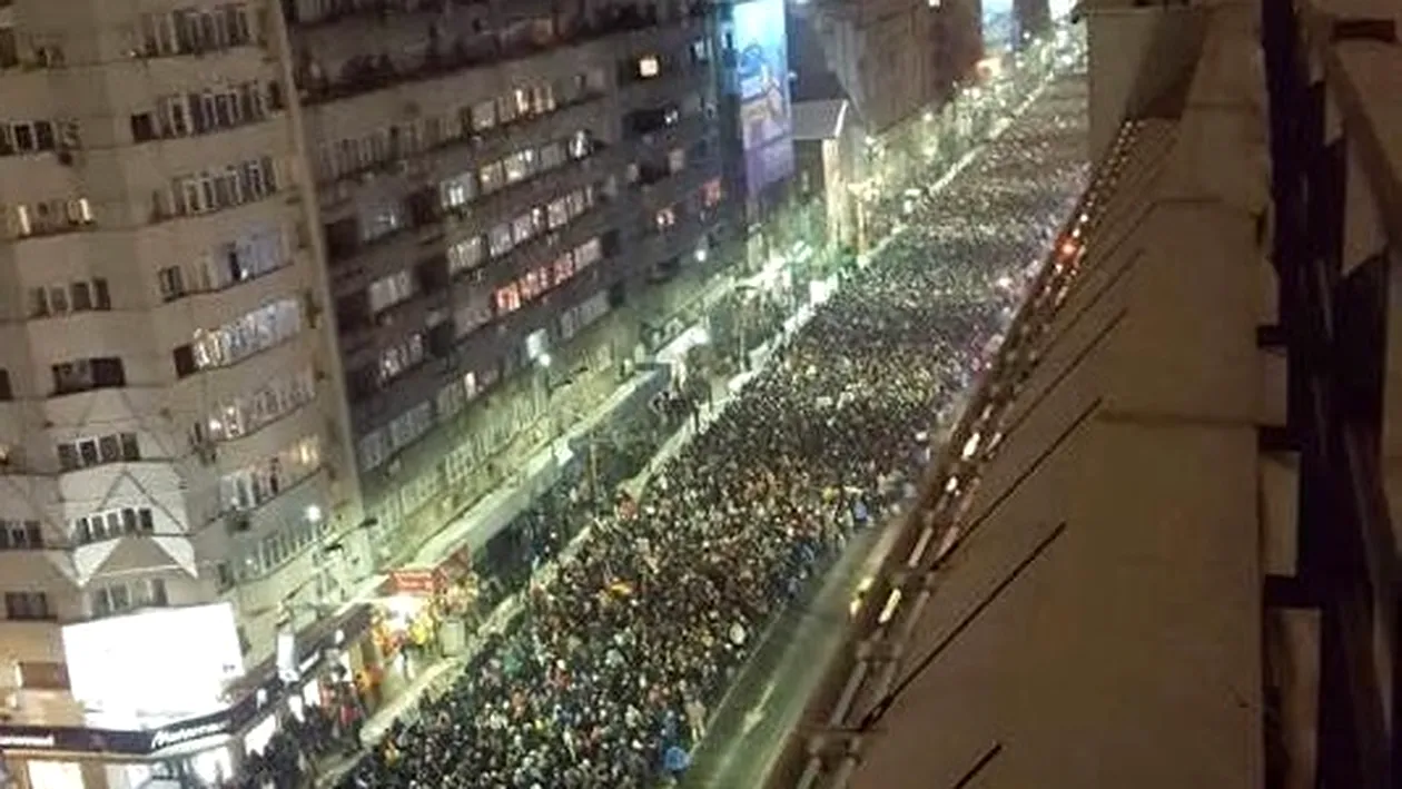 Proteste masive în Capitală! Peste 20.000 de oameni au ieşit în stradă