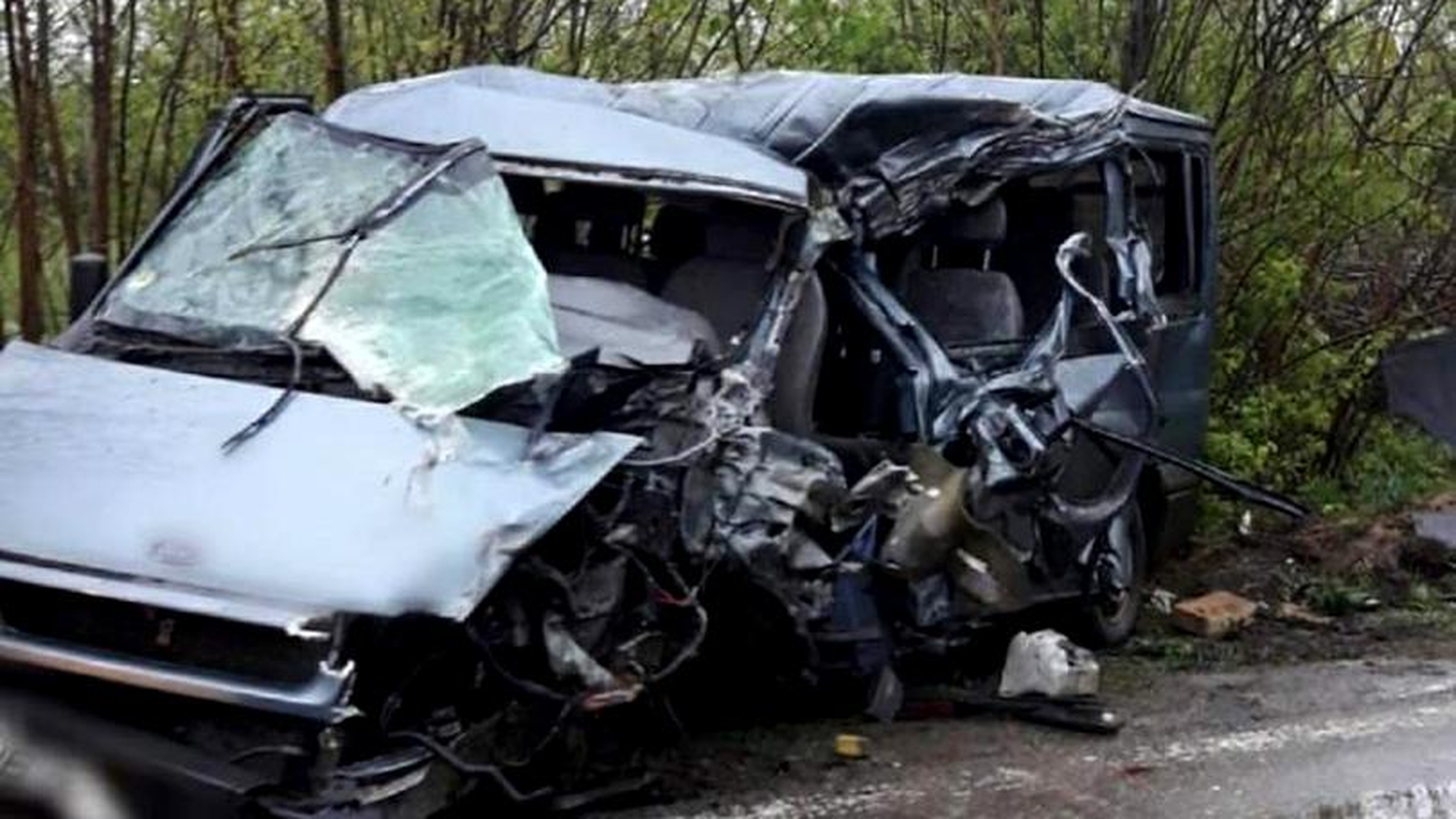 Grav accident în Dâmbovița. Un microbuz cu pasageri s-a ciocnit cu un TIR, intervin echipele de descarcerare