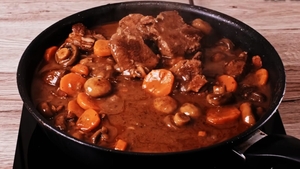 Rețeta de tocană răzeșească moștenită de Radu Anton Roman. Ingredientele de care ai nevoie