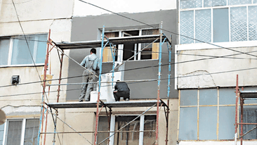 Tragedie in Capitală! Un bărbat care lucra la reabilitarea unui bloc a căzut de pe schelă