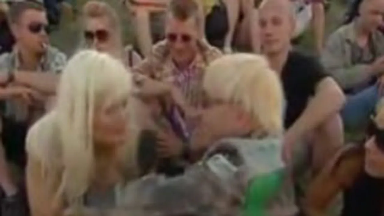 VIDEO Incredibil! Reporterita dezbracata in direct de catre un rocker!