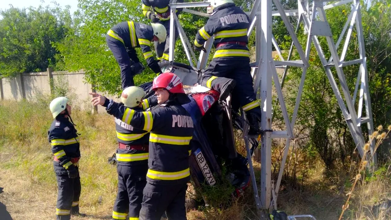Accident cumplit în Dâmbovița. Un șofer s-a izbit cu mașina de un stâlp de electricitate și a rămas suspendat