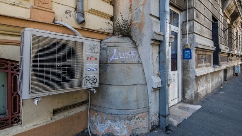 „Pissotta” unicat din centrul Capitalei! Ce reprezintă dâmbul de cărămidă lipit de o clădire din București. În Veneția este întâlnit la tot pasul