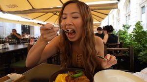 Reacția acestei americance de origine asiatică, după ce a mâncat prima dată sarmale cu mămăligă, în România. A plătit 69.50 lei pentru această porție