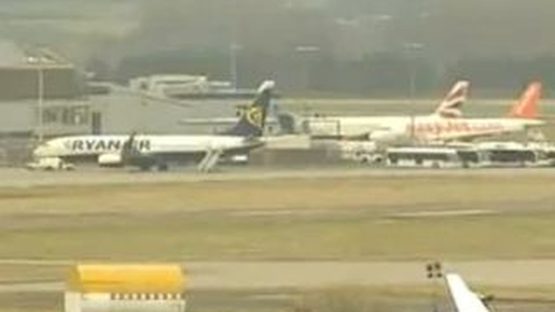 Eurptia unui vulcan din Islanda a determinat inchiderea spatiului aerian din Marea Britanie si Danemarca