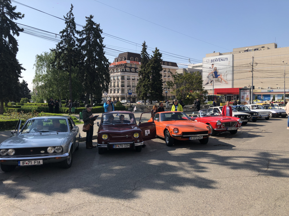 Startul competiției pentru mașinile de epocă s-a dat din fața Palatului Culturii din Ploiești