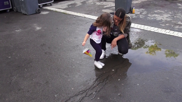 Antonia si fiica ei au gasit un nou mod de joaca! In baltoaca! Cum crezi ca s-a terminat distractia?