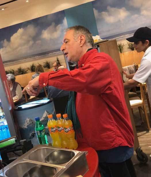 Mădălin Voicu şi-a scos noua familie la mall