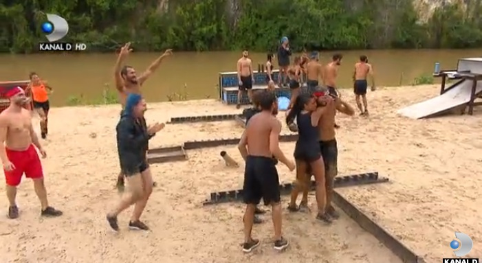 Imagini scandaloase cu Graţiela, la Survivor România! Andrei Duban, ce mai zici de data asta? A sărit şi l-a pupat, fără să îşi dea seama că este filmată