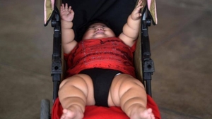 Cântăreşte 28 de kg la doar 10 luni şi totul din cauza unei diete! Ce a făcut mama lui în timpul sarcinii