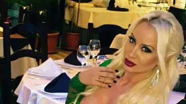 SIMONA TRAŞCĂ, surprinsă în ipostaze ruşinoase în avion! Ce făcea blonda de faţă cu toată lumea