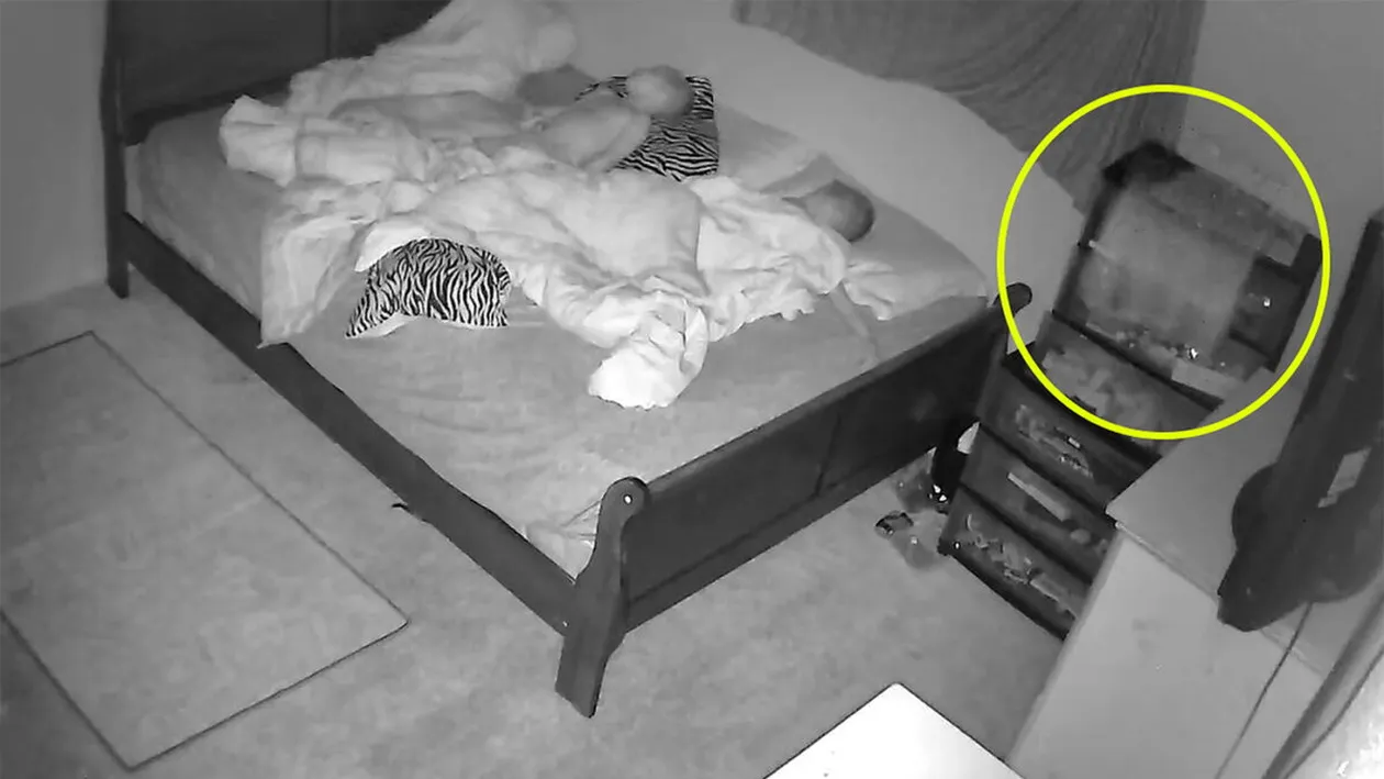 Vrând să afle motivul pentru care copiii ei scot sunete ciudate, o femeie a montat o cameră de supraveghere în camera lor. Ireal ce a văzut că s-a întâmplat la ora 20:22