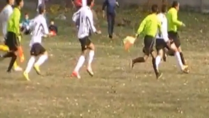 VIDEO In ligile inferioare de fotbal din Romania, mai periculos decat in ringul de box! Arbitru batut si fugarit de un jucator cu nervii la pamant