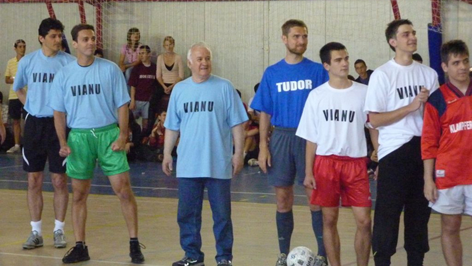 VIDEO Mircea Badea a jucat fotbal cu Belodedici si profesorii din liceu !