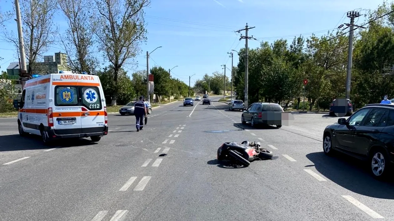 Accident rutier între o motocicletă și o căruță! În urma impactului doi tineri, unul de 16 și altul de 19 ani au ajuns la spital