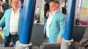 Imagini virale cu Adrian Minune în autobuz. Comentariile internauților i-au amuzat teribil pe români: ”Era îngândurat, repeta poezia pentru serbare”