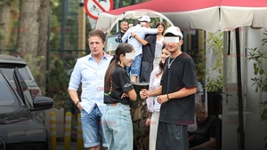 Imagini rare cu familia lui Gică Popescu în formulă completă. Fostul internațional, la masă cu soția și copiii în localul unde are loc petrecerea de nuntă a ministrului Finanțelor