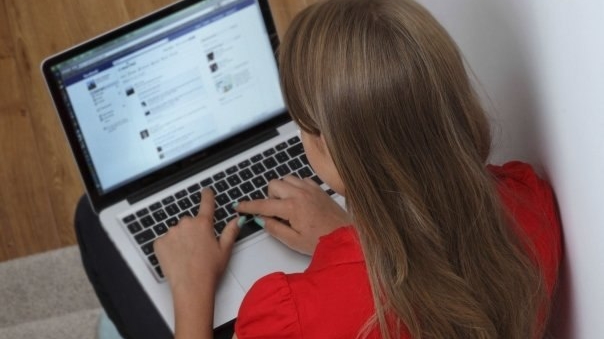 O fată de 14 ani din Iași s-a împrietenit cu Andrey Yulian pe Facebook. Părinții elevei nu bănuiau niciodată ce face fata lor pe Internet