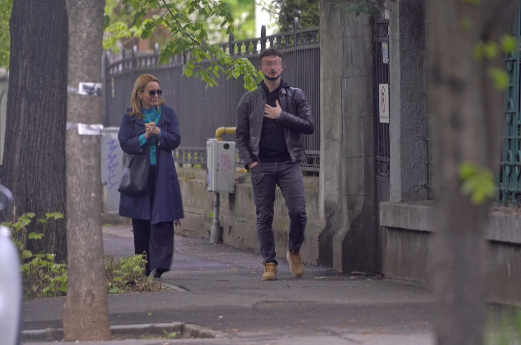 Andreea Esca și amicul tinerel se plimbă pe strada Paris și vorbesc (Foto: CANCAN.RO)