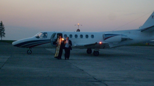 Lumina Sfanta, adusa special cu avionul din Ierusalim. Trei avioane o vor raspandi apoi prin tara!