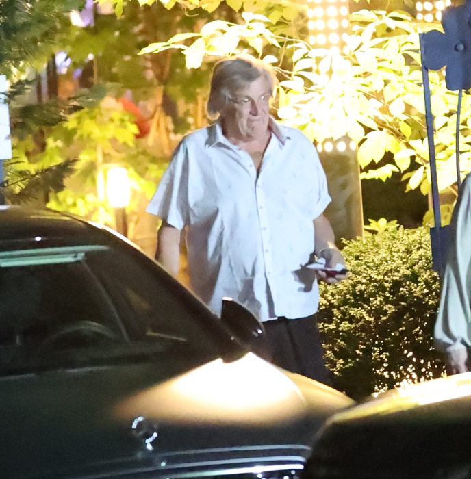 Florin Piersic se retrage de la restaurant, după o masă luată alături de soție și de doi prieteni (Foto: CANCAN.RO)