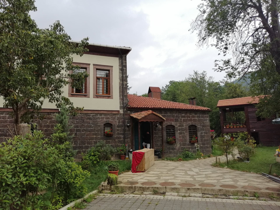 Imagini în exclusivitate din Turcia, de pe platoul de filmare al serialului-fenomen ”Lacrimi la Marea Neagră”, difuzat de Kanal D!