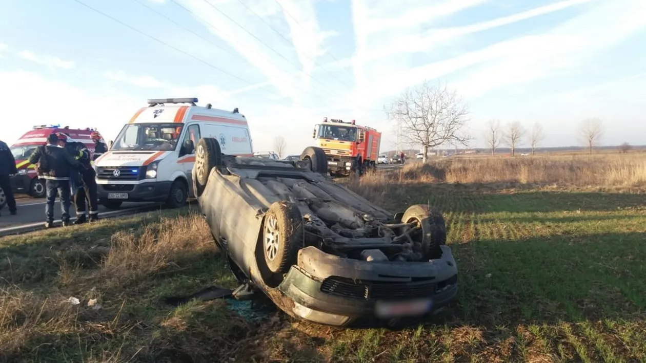 La un pas de tragedie, din cauza vitezei. Un bărbat din Chitila s-a răsturnat cu mașina pe DN 71. Trei oameni au fost răniți