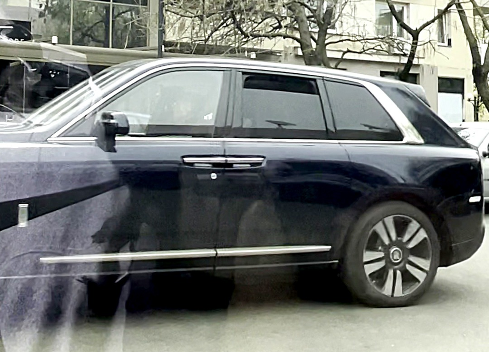 Milionarul Vova Cohn a apărut cu un Rolls Royce Cullinan țiplă în Piața Floreasca