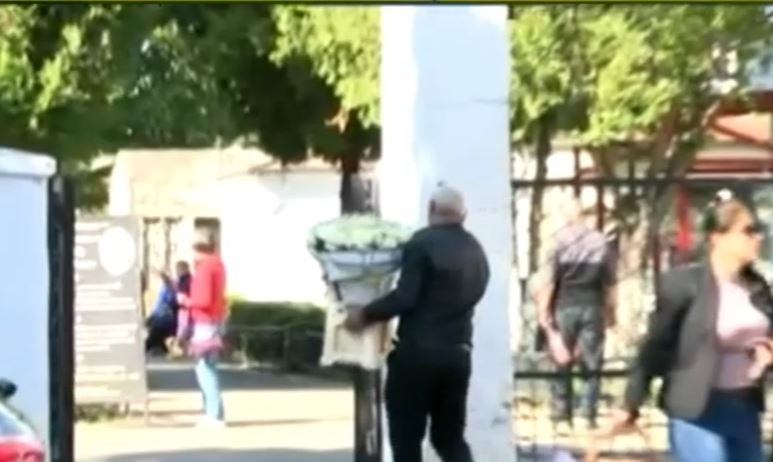 Imagini de la înmormântarea Anei Maria Vasiliu. Cum arăta sicriul după ce a fost scos din biserică