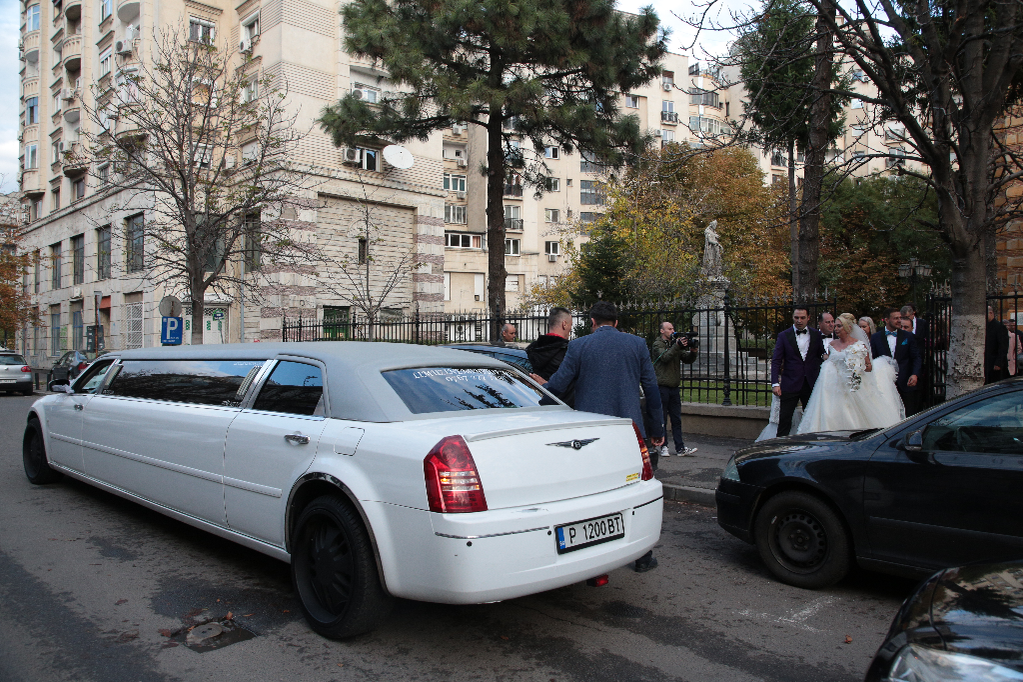 Alexandru a închiriat o limuzină pentru a-şi lua soţia de la biserică