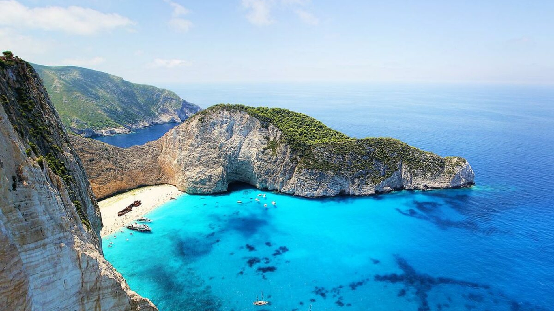 Vrei să-ți faci vacanța în Grecia cu familia? Prețurile au explodat! Află cât te costă o bere și un plin la mașină
