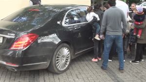 FABULOS: Milionarul Gigi dă ”audienţe” din Mercedesul Maybach de 200.000 €! Mame cu prunci în braţe au făcut coadă la Palat! 