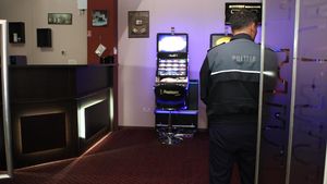 O sală de jocuri de noroc din Cluj-Napoca a fost jefuită. Hoții au intrat cu un cuțit și un pistol și...