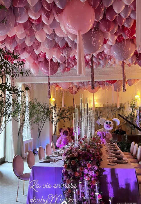 Salonul privat al restaurantului a fost decorat cu flori de zeci de mii de euro