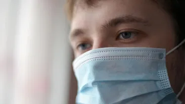 Un tânăr este acuzat că a răspândit COVID-19 la 400 de persoane! Băiatul riscă 15 ani de închisoare