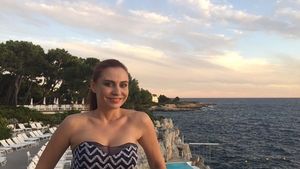 Şi-a arătat formele la plajă! E prima oară când o vezi doar în costum de baie!