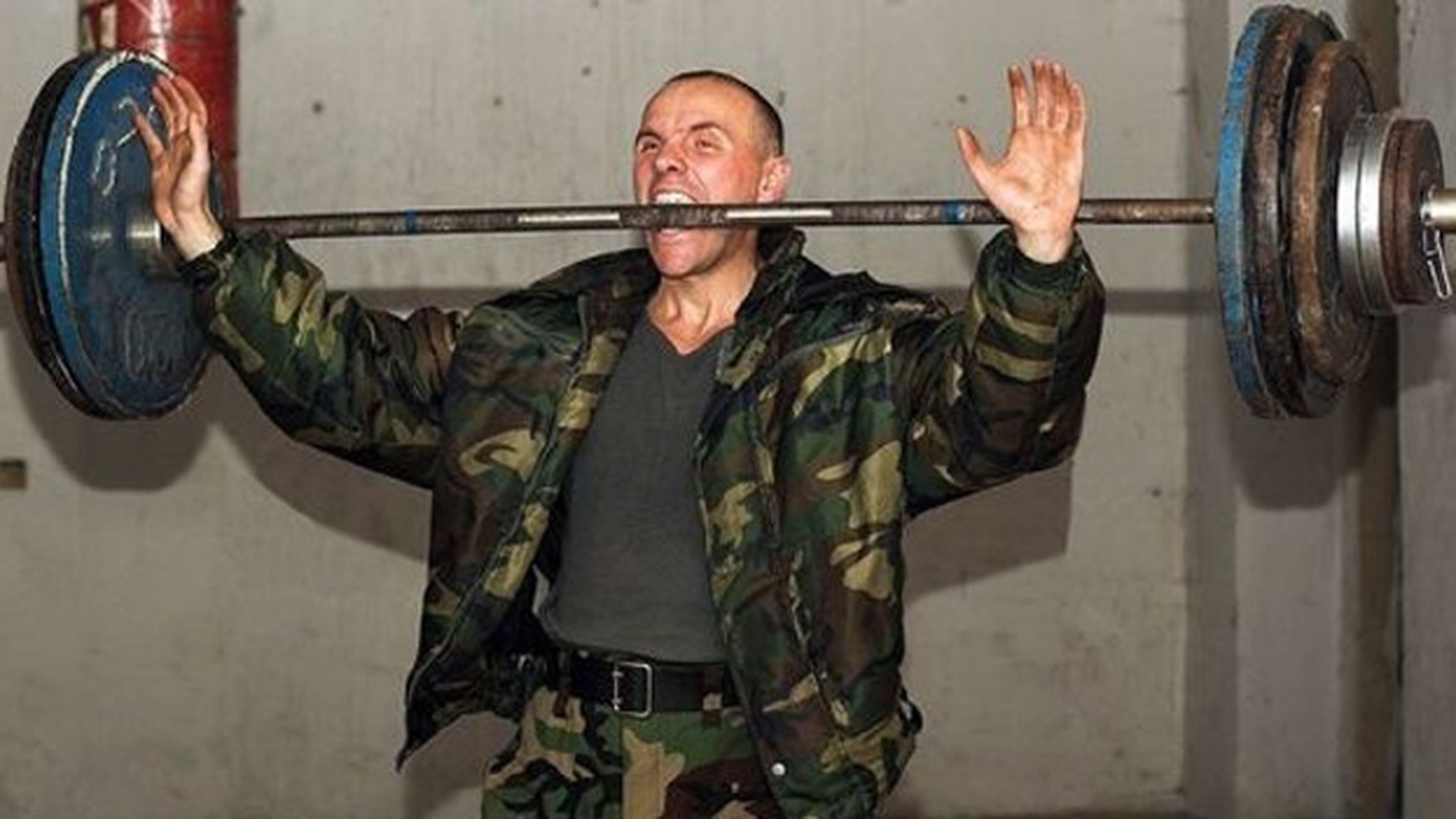 Si daca nu e facuta in Photoshop? Vezi imaginea care te va face sa te gandesti ca mergi degeaba la sala - Uite-l pe soldatul asta ce poate sa ridice aproape 150 kg