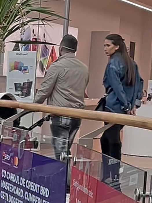 Prezentatorul împinge căruciorul în care se află Pepe Jr / (Sursa: CANCAN.RO)