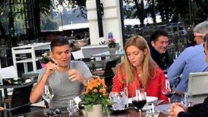 VIDEO EXCLUSIV. A fost lăsat liber sub control judiciar. Boureanu, prânz cu iubita la un vin alb şi un trabuc!