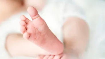 Caz șocant în județul Bihor. Un bebeluș a murit după ce s-a înecat cu o bomboană. Părinții au luat la bătaie echipajul SMURD care a venit să îl salveze