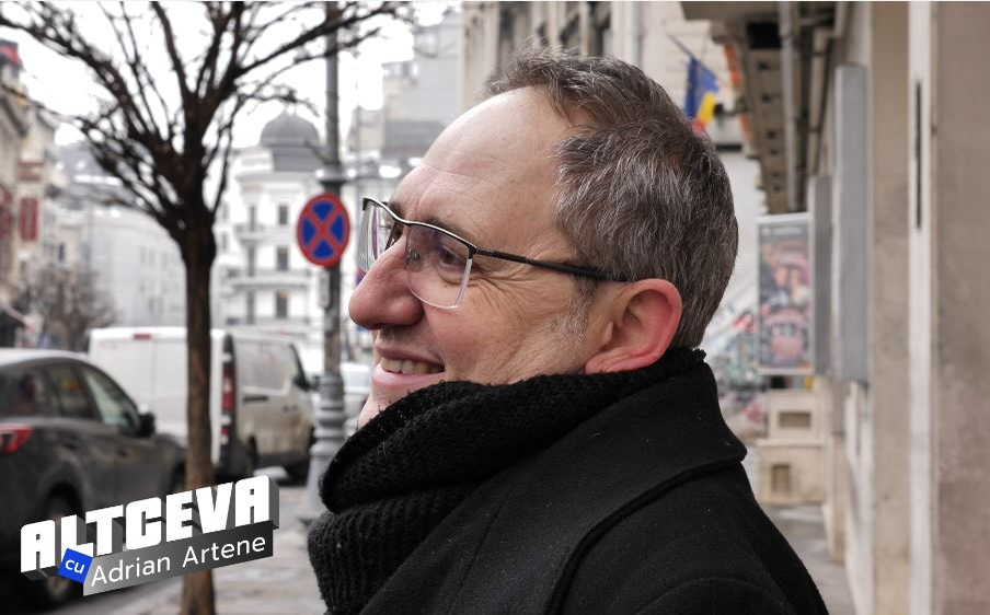 Actorul își găsește puterea de a zâmbi