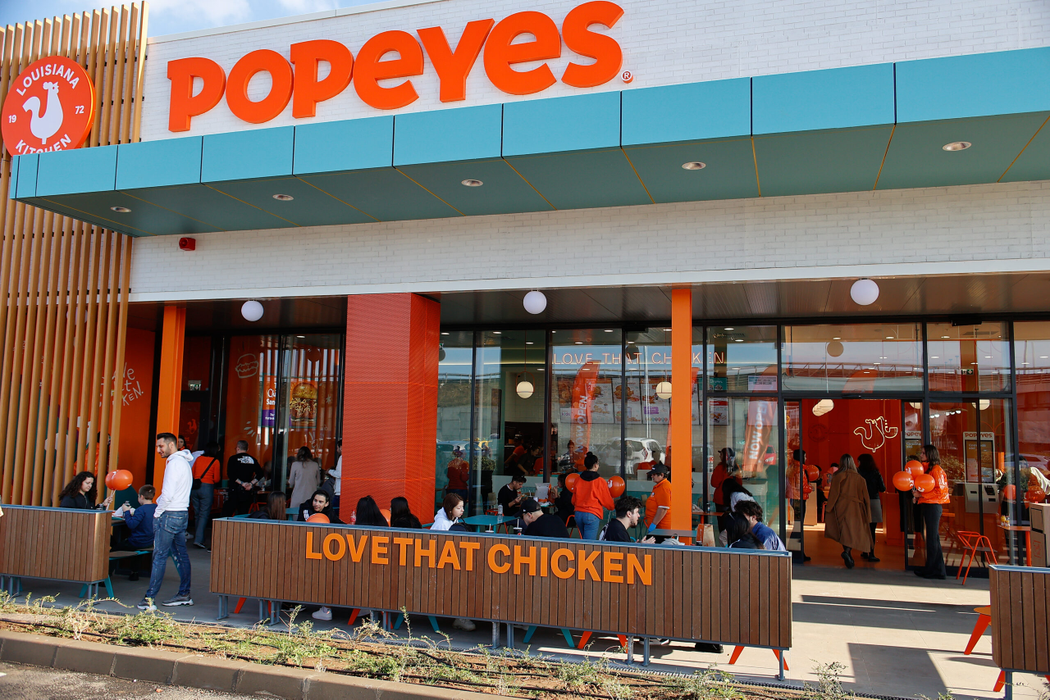 Popeyes România deschide primul restaurant de tip Drive-Thru din țară